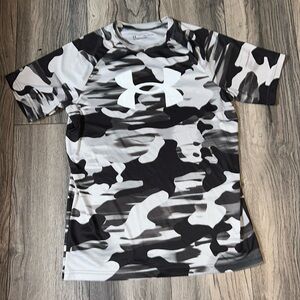 Under armour boys tee-shirt size extra large!